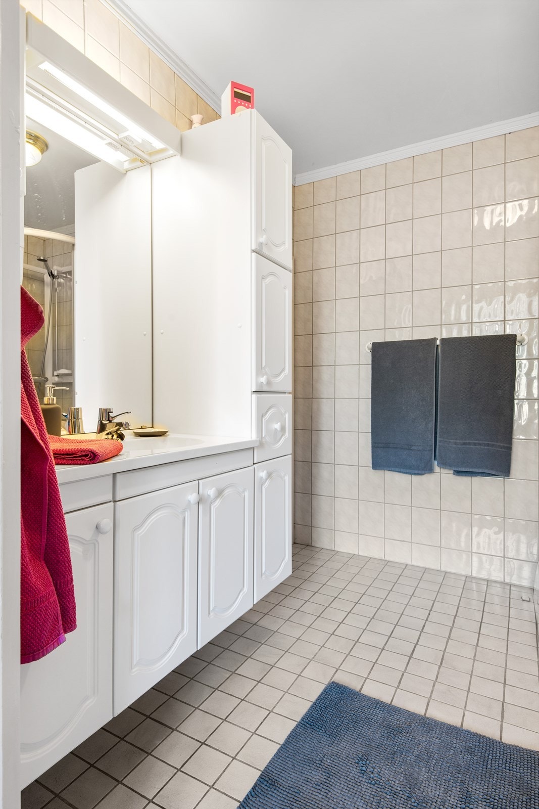 Flislagt baderom i 1.etasje. Varmekabler i gulv. Galleribilde