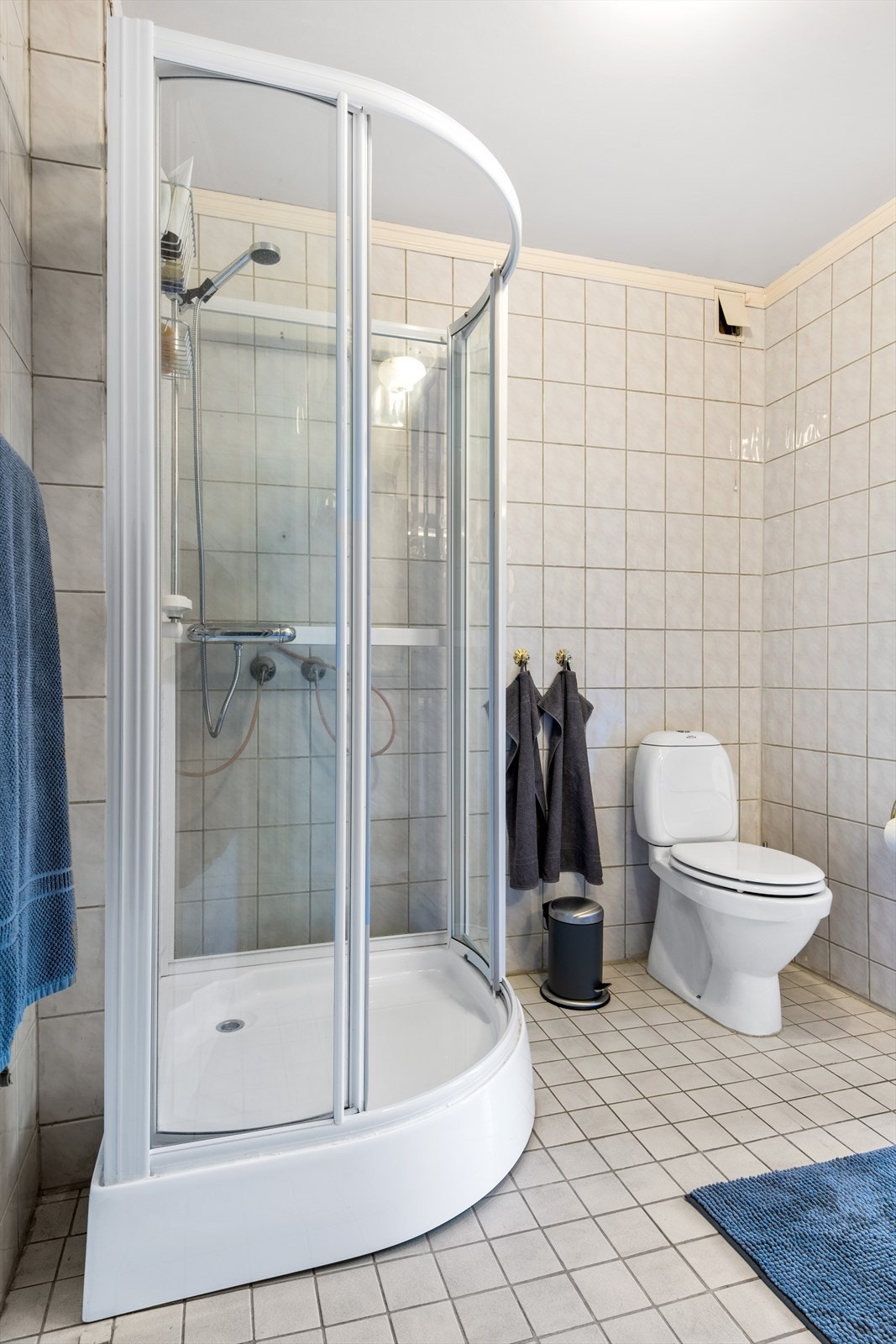 Baderommet er innredet med baderomsinnredning, wc og dusjkabinett. Galleribilde