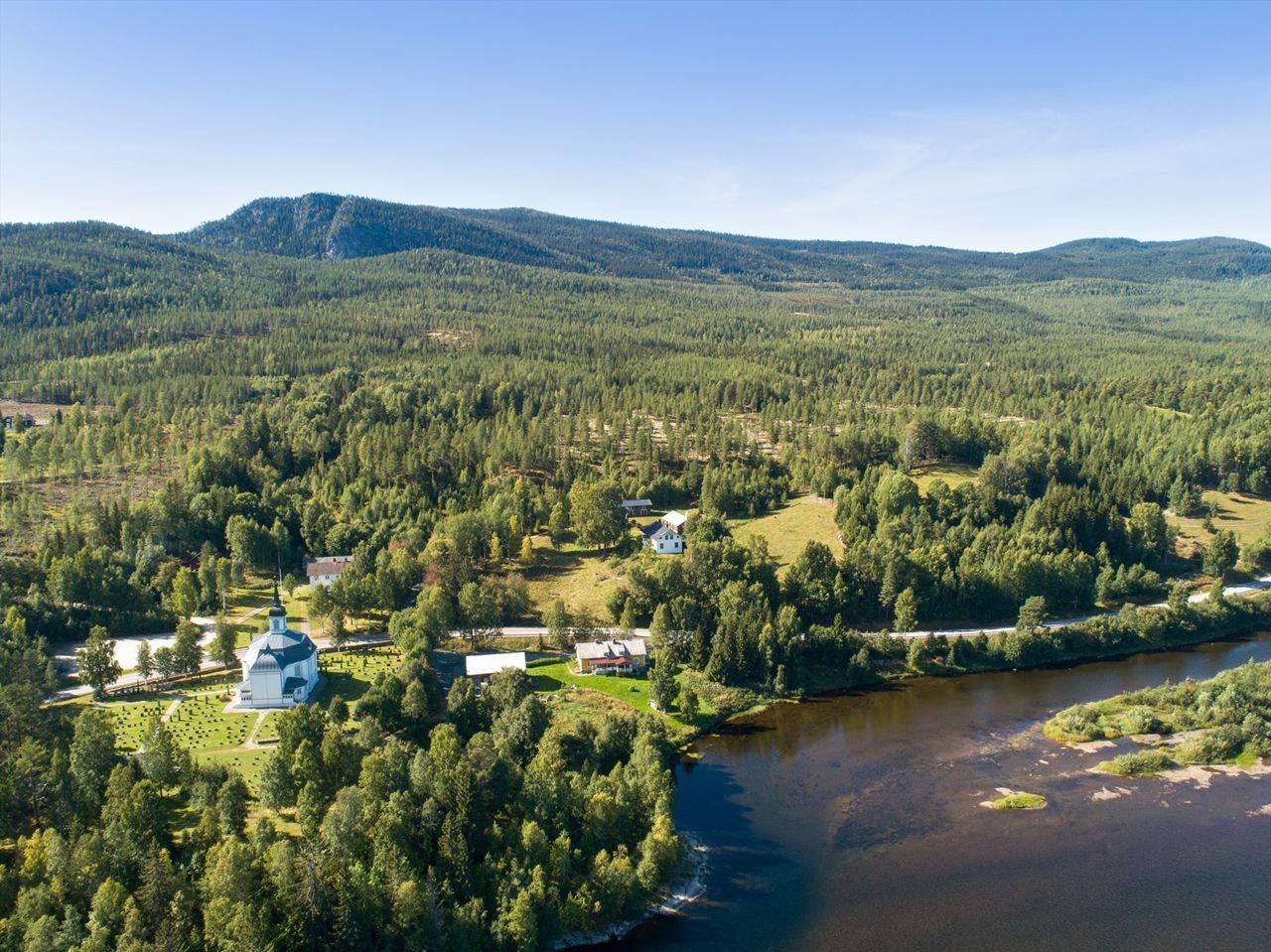 Denne fantastiske eiendommen ligger på en stor tomt ca. 10 km fra Koppang sentrum Galleribilde