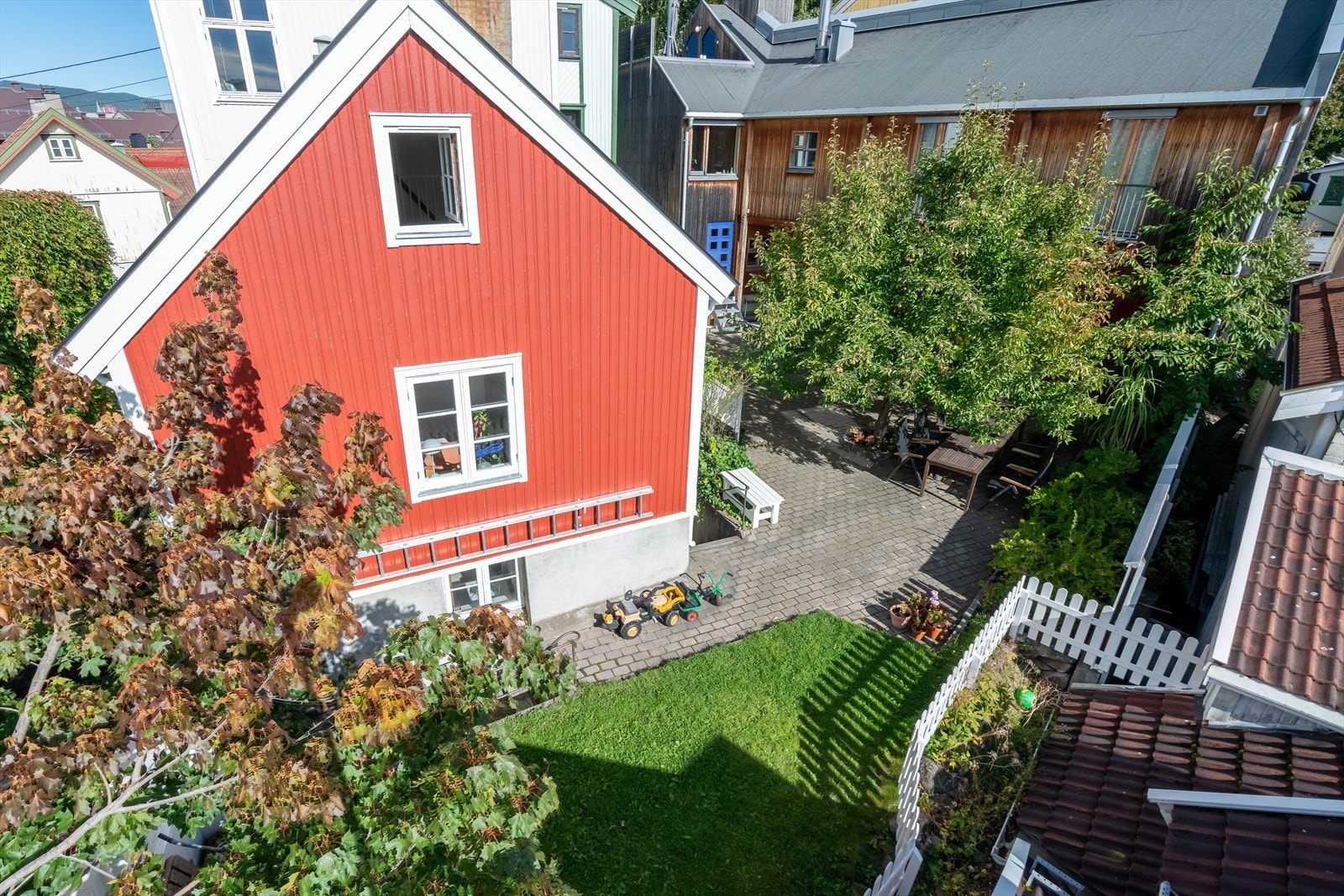 Sjarmerende hage og uterom rundt huset Galleribilde