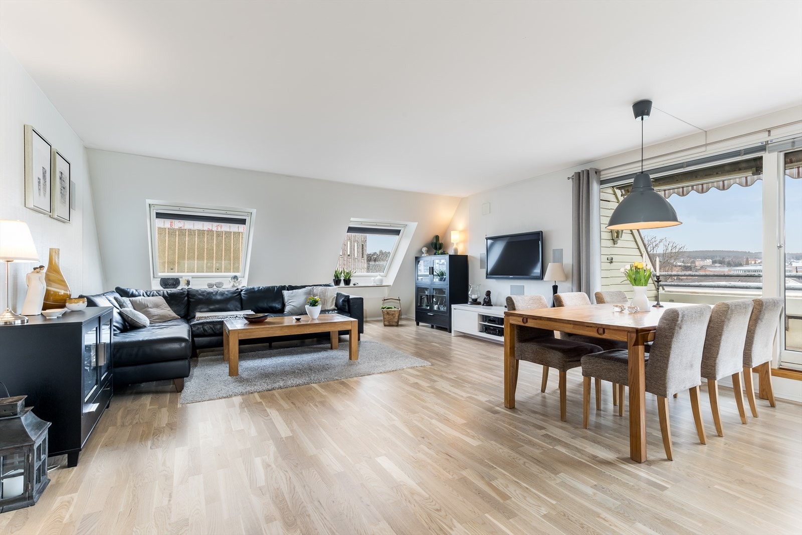 Stuen er romslig med god plass til både sofagruppe og spisegruppe. Galleribilde