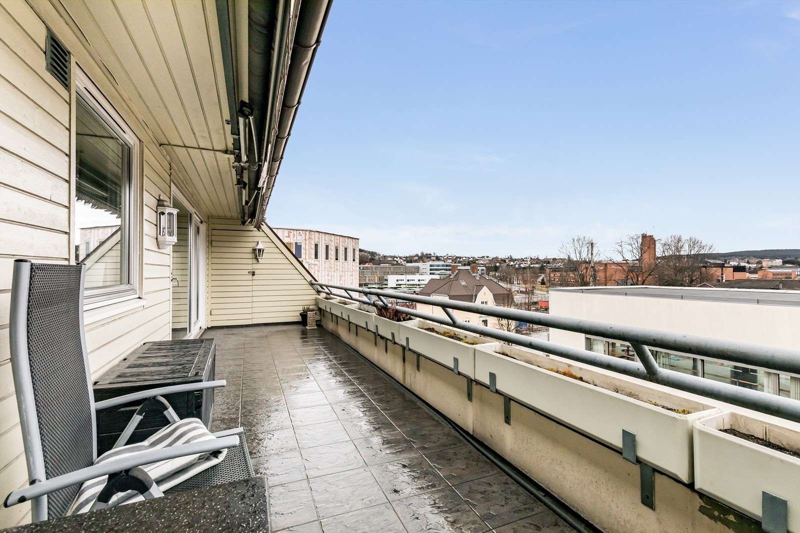 Fra stuen er det utgang til balkong på ca. 17 kvm. Her har man utsyn til nærområdet. Galleribilde