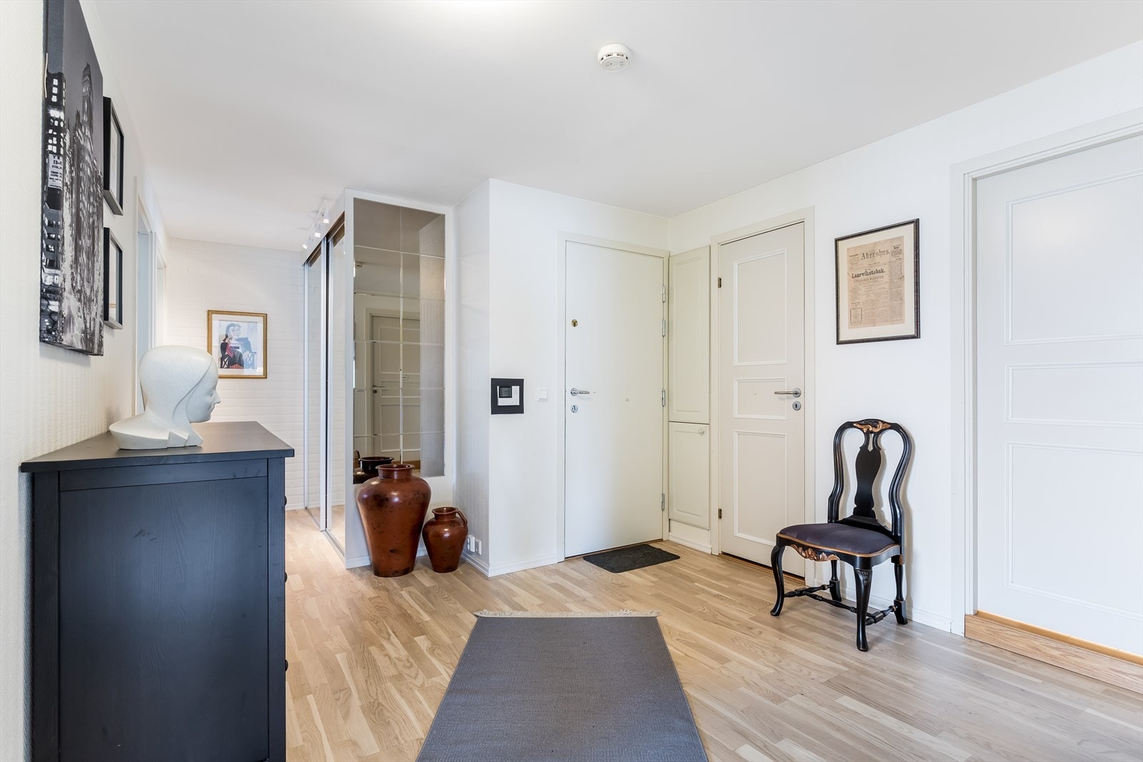 Lys og innbydende entrè, hvor man kan henge fra seg yttertøyet i skyvedørsgarderobe. Galleribilde