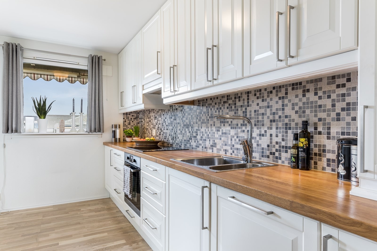 Kjøkkenet har integrert koketopp og komfyr. Galleribilde