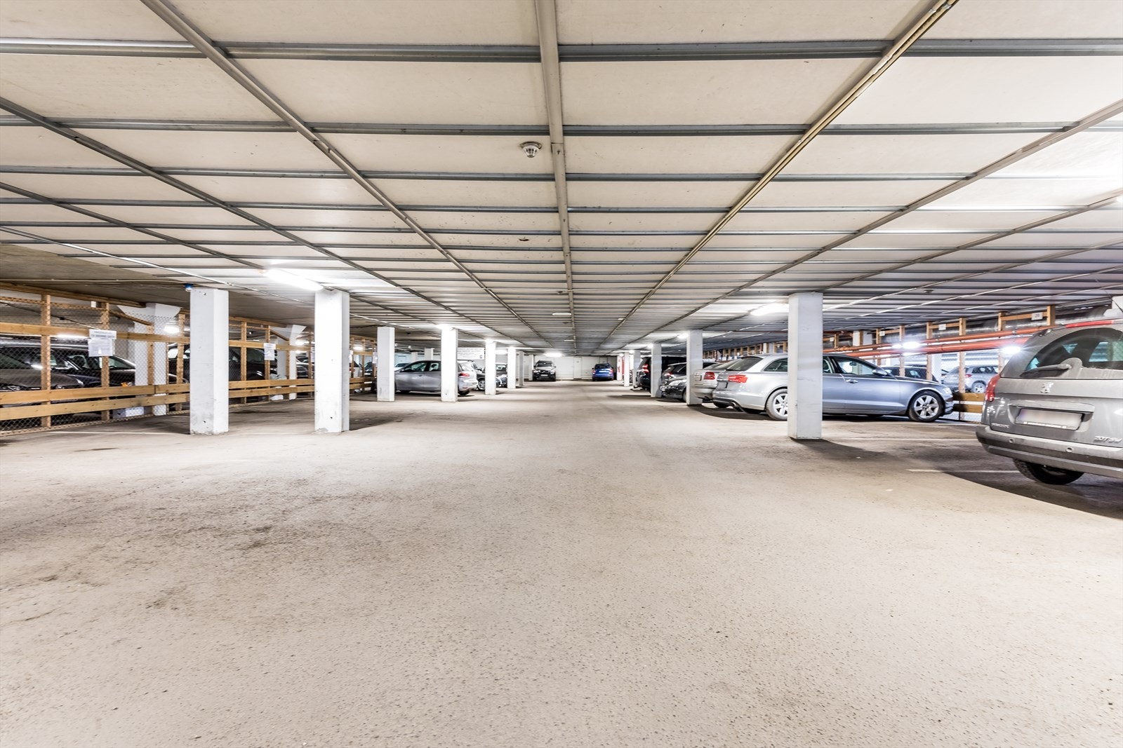 Det medfølger en parkeringsplass i garasjekjeller. Galleribilde