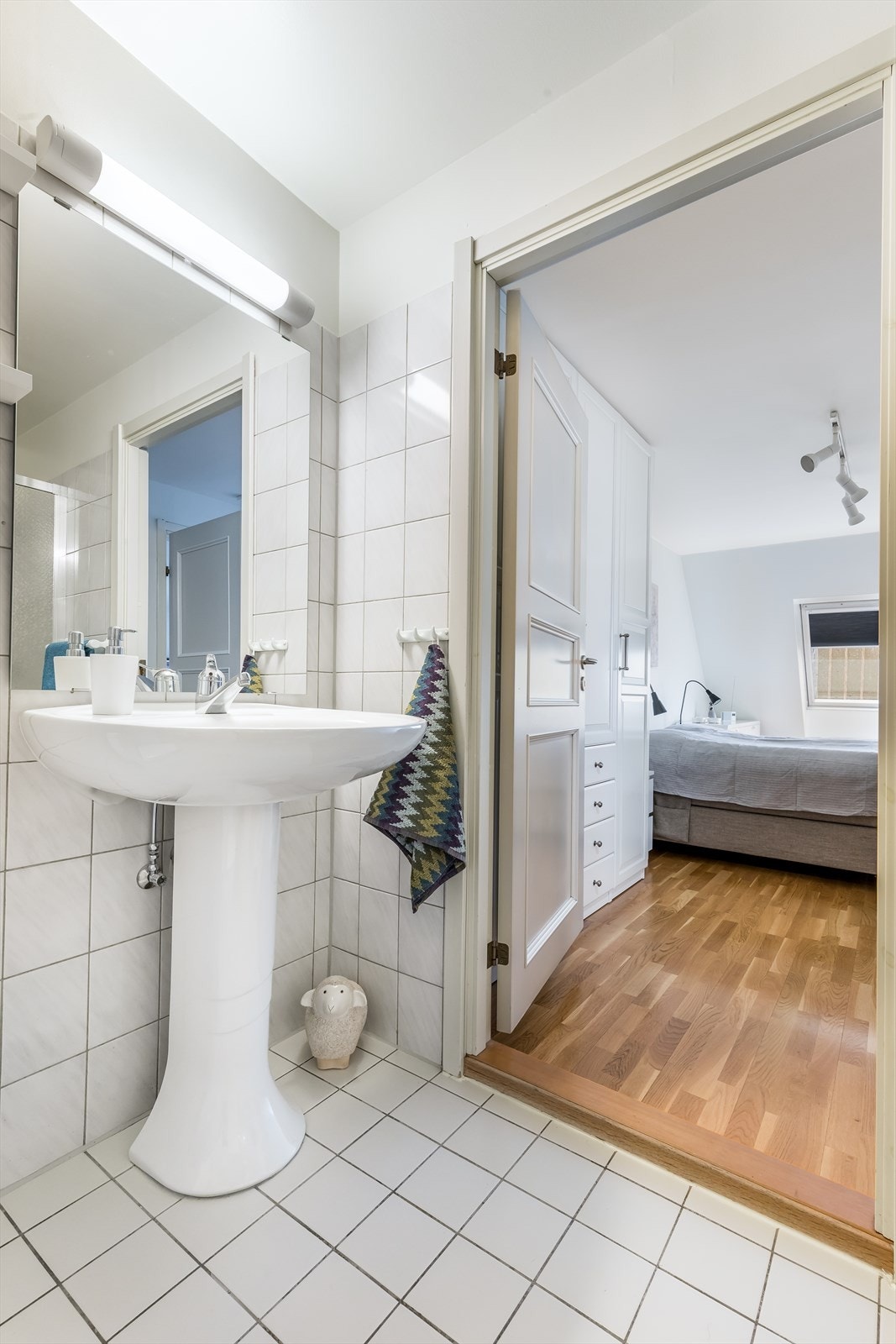 Rommet er utstyrt med baderomsinnredning med servant og ett-greps blandebatteri, wc og dusjhjørne. Galleribilde