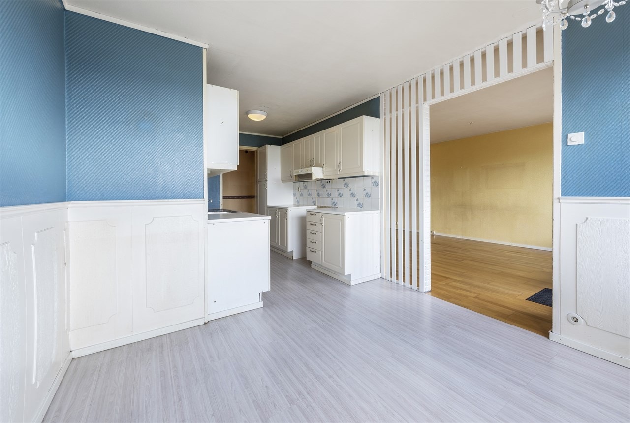 Videre har kjøkkenet opplegg for oppvaskmaskin, nisje for komfyr og kullfilterventilator over kokesonen. Galleribilde