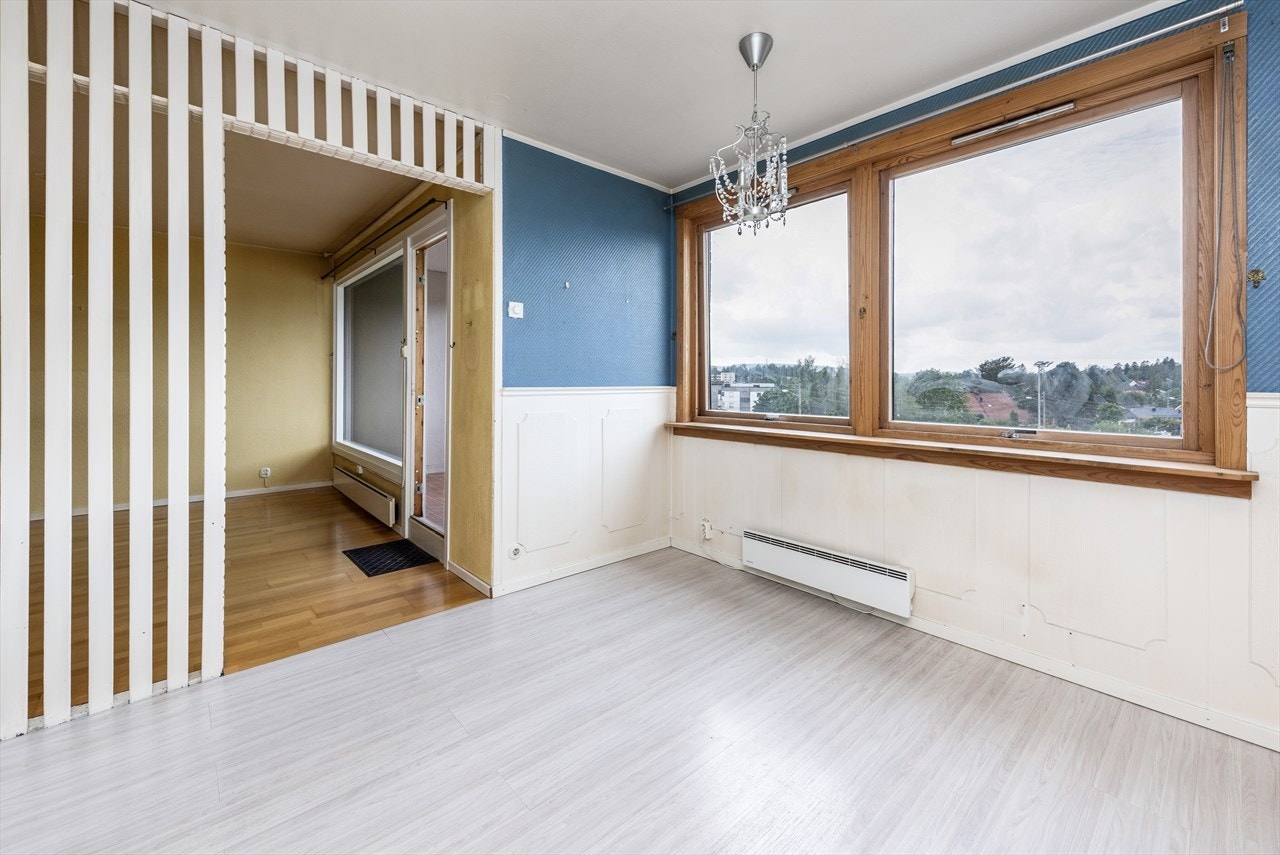 Ved spiseplassen er det god vindusflate for behagelige lysforhold. Galleribilde