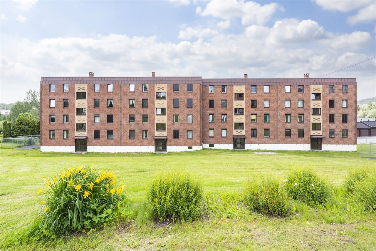 Eiendommen ligger i et sentralt og attraktivt boligområde på Fjellhamar i Lørenskog kommune. Galleribilde