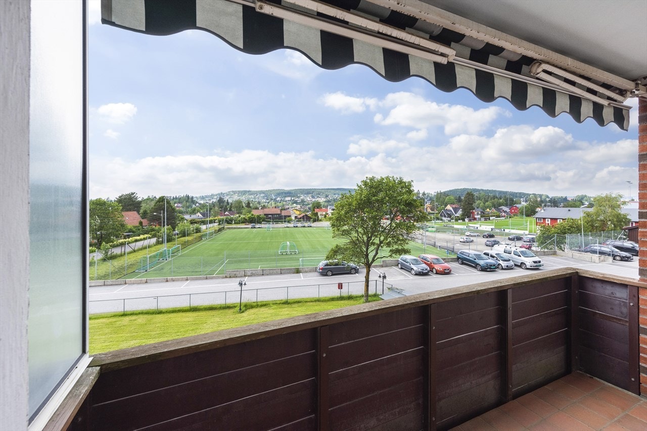 Fra balkongen er det utsyn til fellesområder og det er montert elektrisk markise. Galleribilde