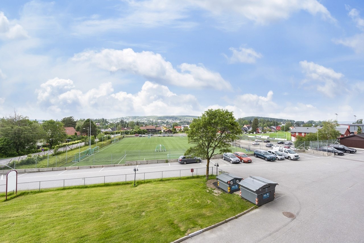 Her bor du tett på gode servicetilbud, idrettsanlegg og offentlig kommunikasjon, mens det samtidig er nærhet til flotte tur- og rekreasjonsområde. Galleribilde