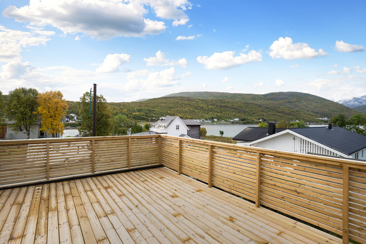 Romslig terrasse med gode lysforhold og fin utsikt
