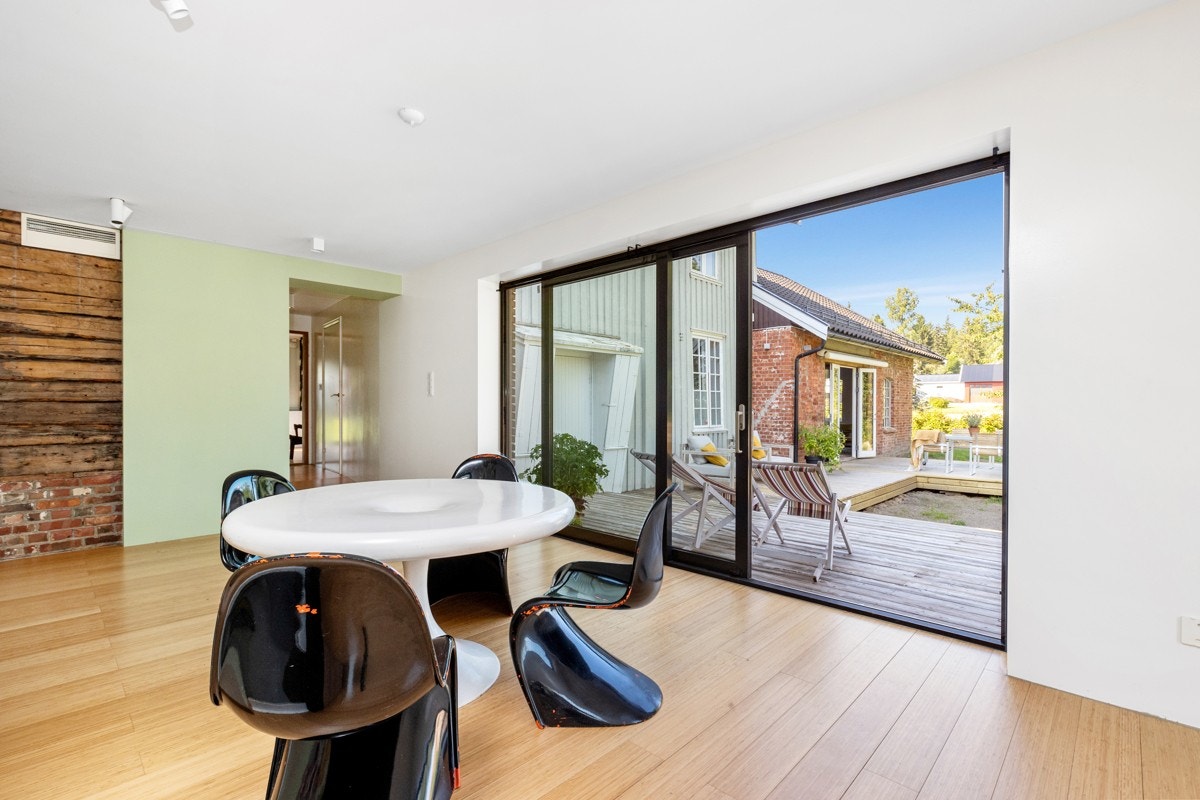 Utgang til terrasse fra spiseplassen. Galleribilde