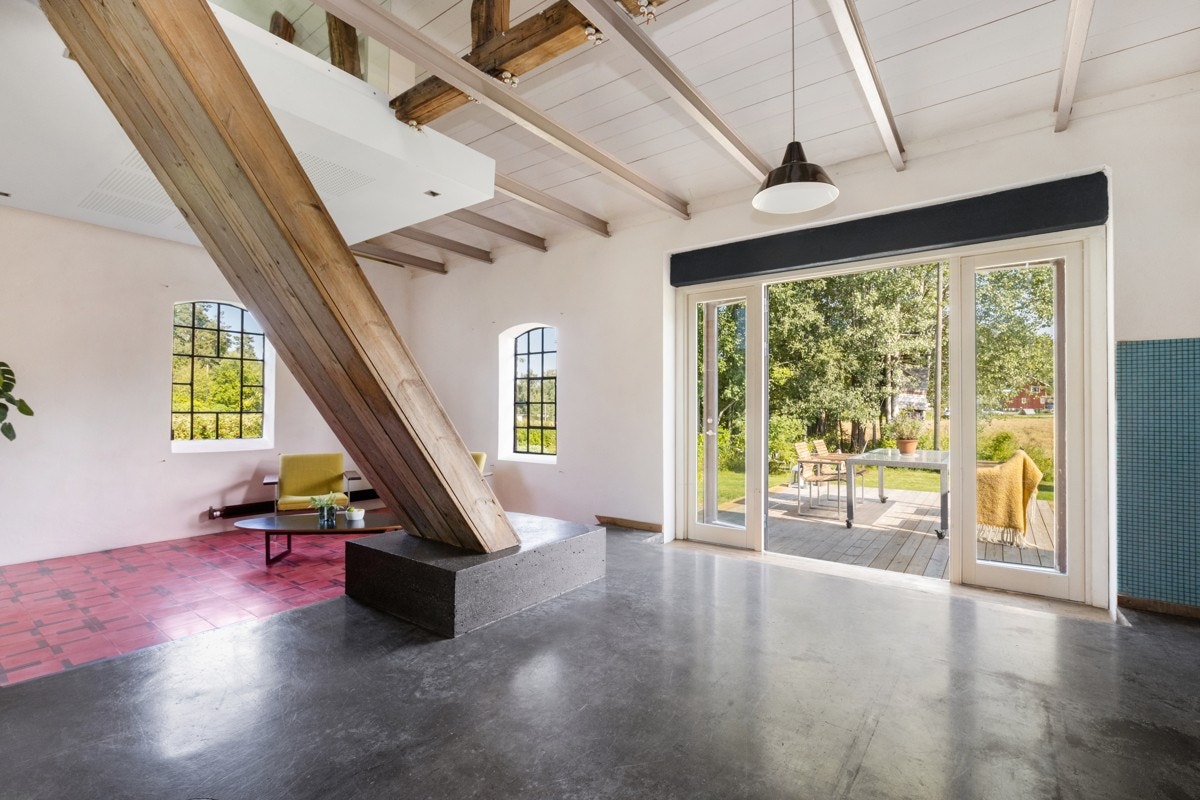 Fra stue/kjøkken er det utgang til terrassen og hagen. Galleribilde