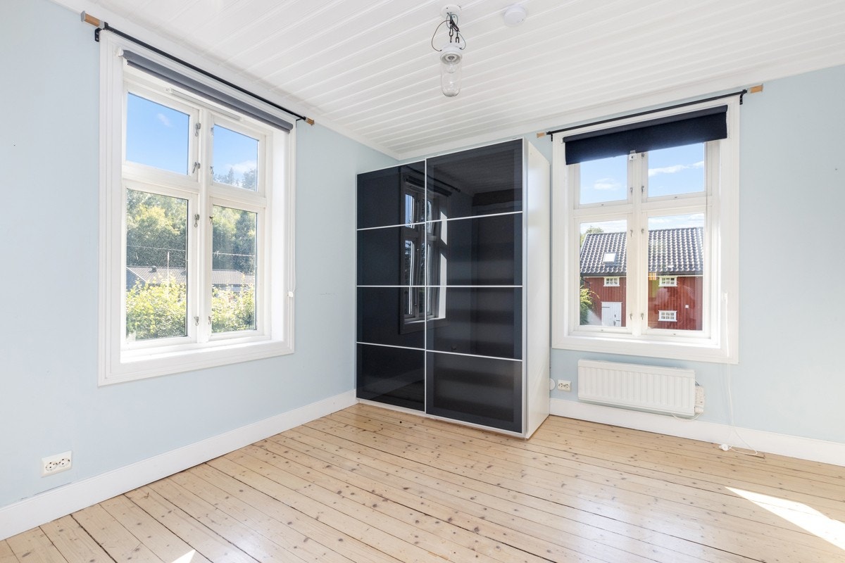 Soverom med garderobeskap. Galleribilde