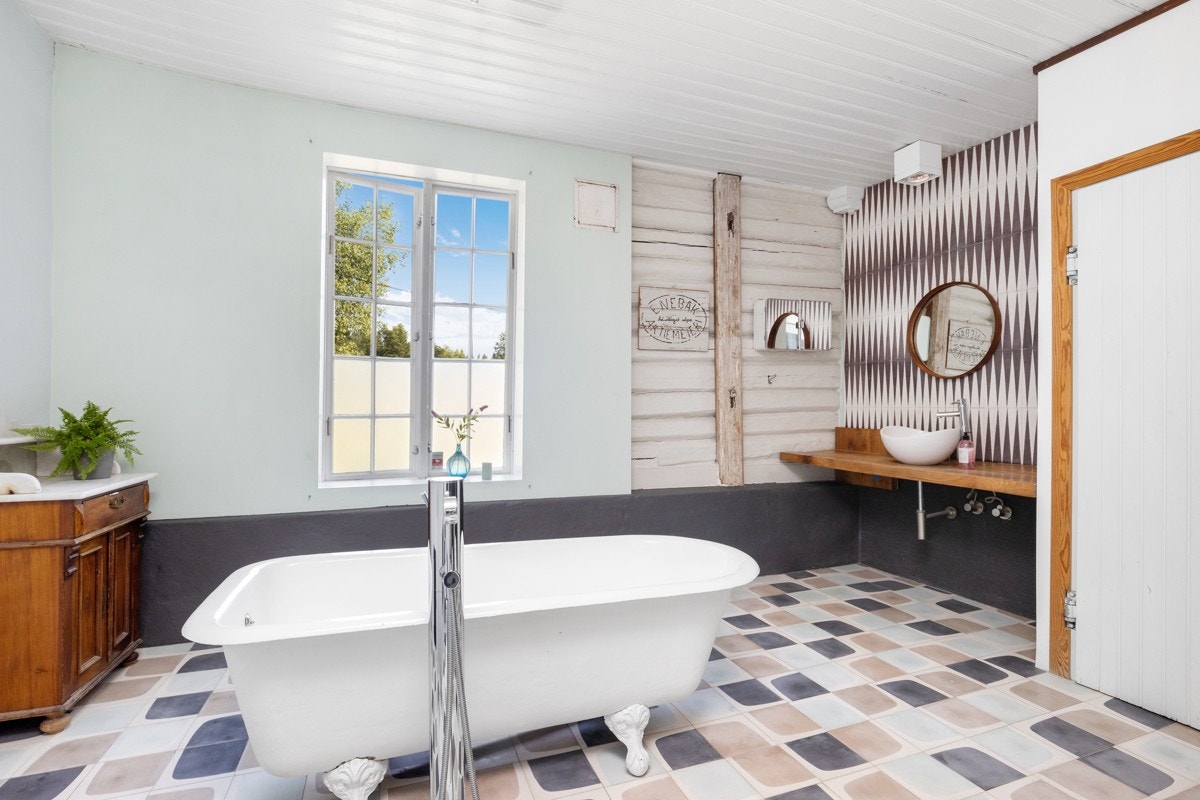 Badet fra 2001 er sjarmerende innredet med sementfliser på gulv, delvis flislagte vegger og noe av de eldre treverksdetaljene er bevart . Galleribilde