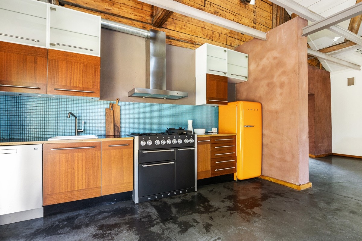 Kjøkkenet har både over- og underskap som gir god oppbevaringsplass. Galleribilde