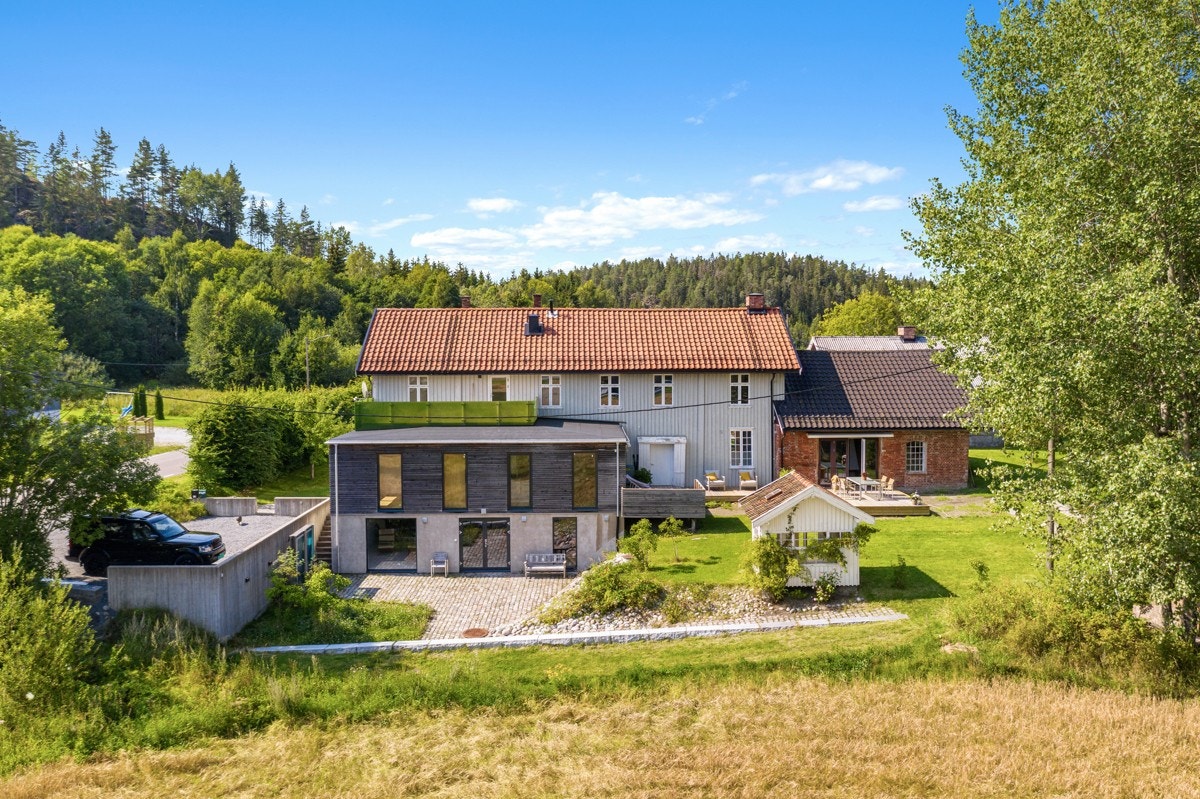 Hagen er beplantet med bla. prydbusker, frukttrær, bærbusker og kjøkkenhage. Galleribilde