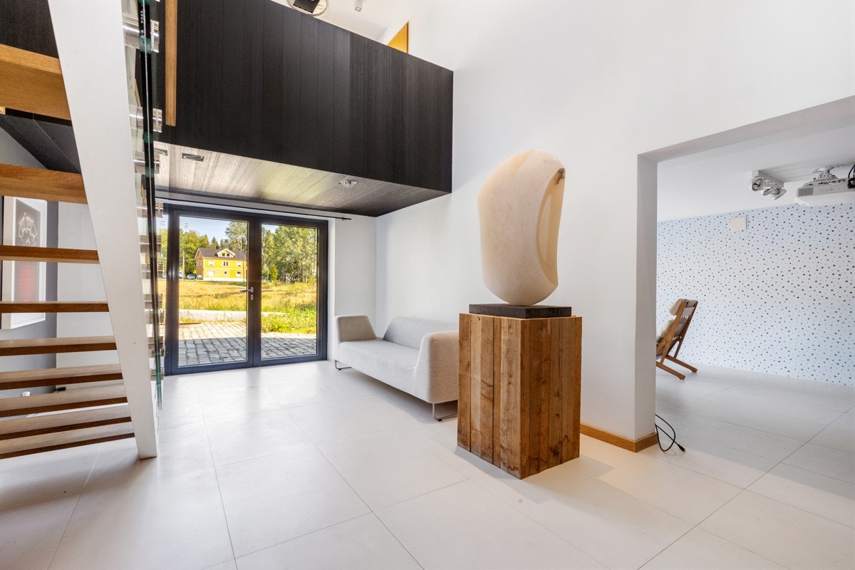 Fra stuen er det utgang til hellelagt uteplass og hage. Galleribilde