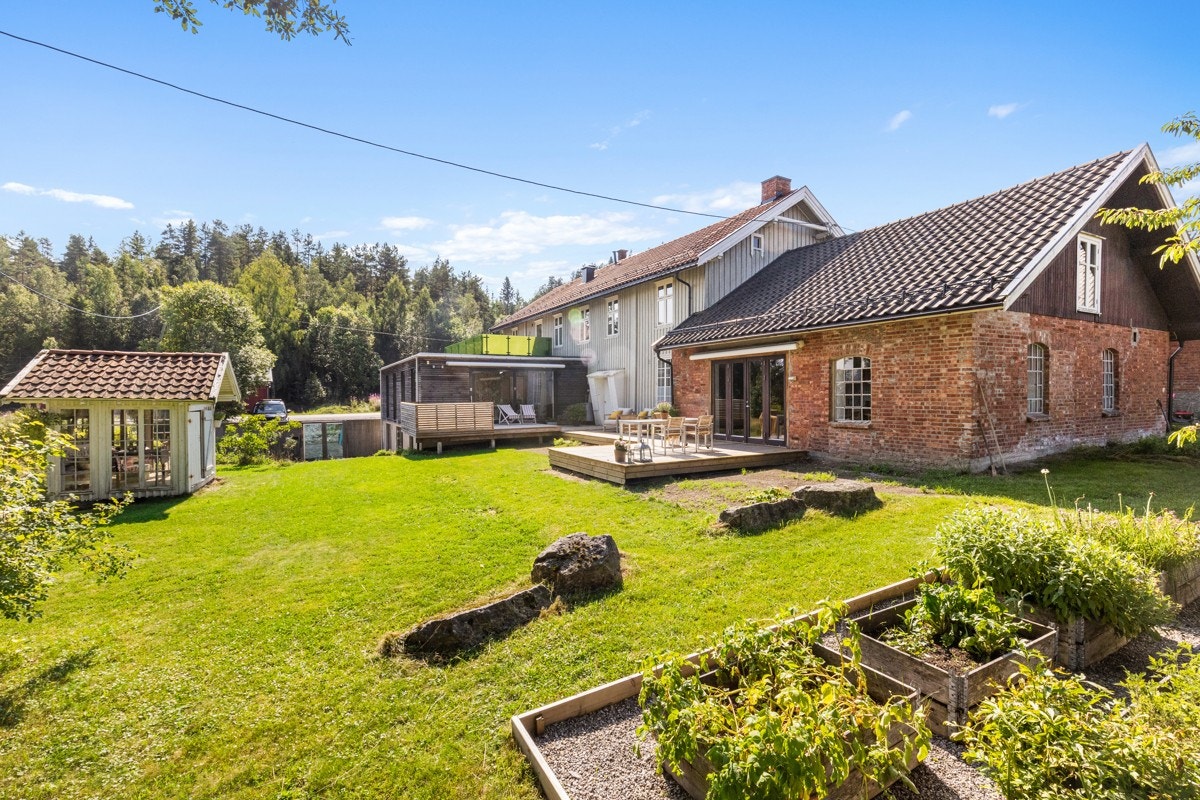Hagen er idyllisk med stor gressplen, kjøkkenhage og en lund. Galleribilde