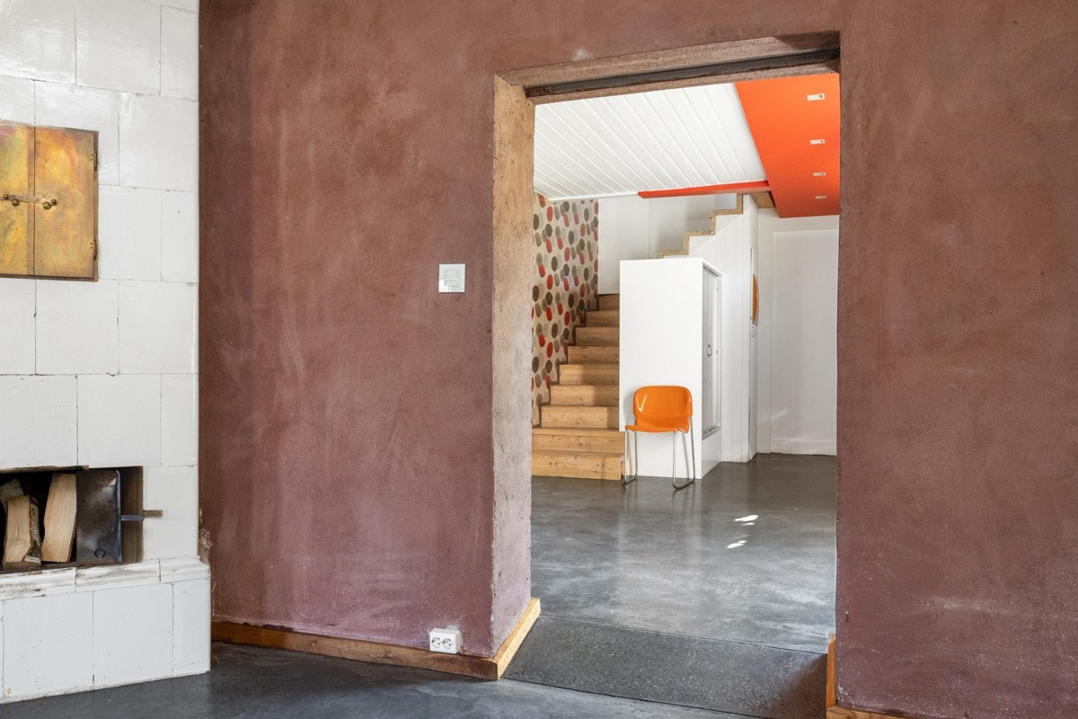 En stilfull kakkelovn fra 1860 som ble renovert i 2007 varmer godt opp rommet og boligen. Galleribilde