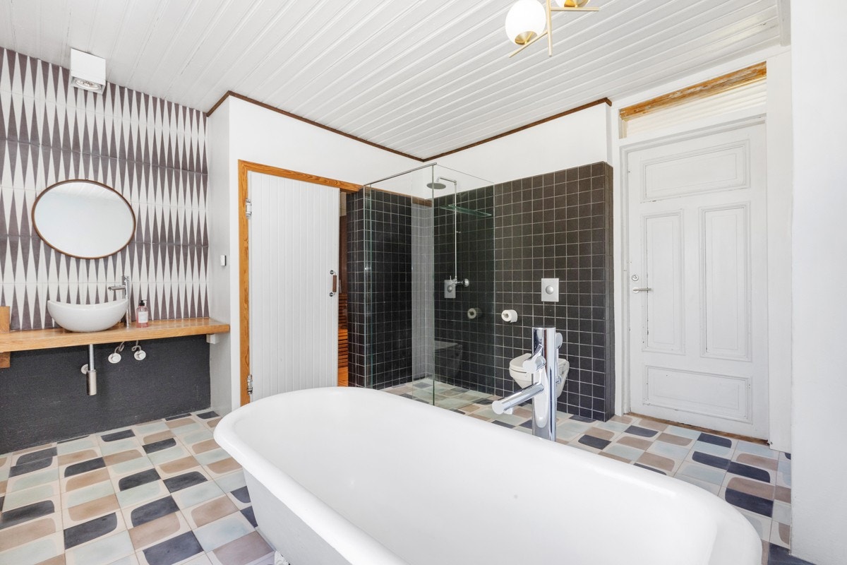 Heltre benkeplate med porselensvask. Galleribilde