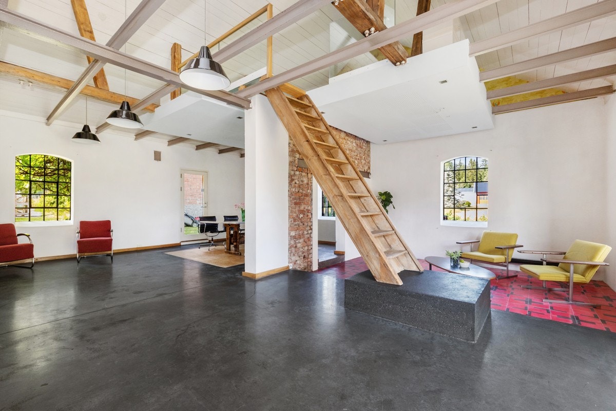 Boligens sosiale rom har store gulvarealer og består av stue, spisestue, kjøkken og en stor hems. Galleribilde