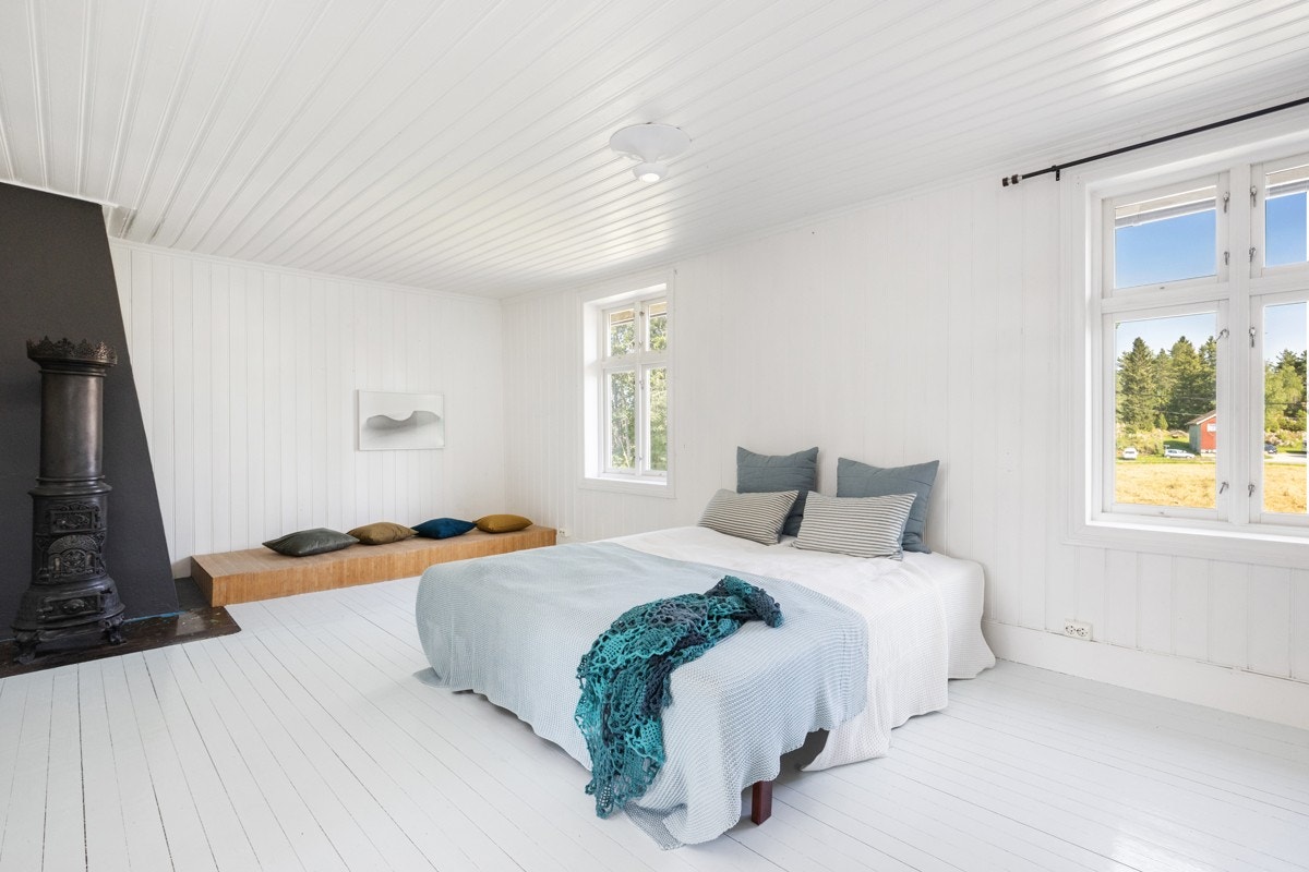 Hovedsoverommet har en god størrelse med vedovn som varmer godt og en daybed hvor du kan nyte varmen og en god bok. Galleribilde