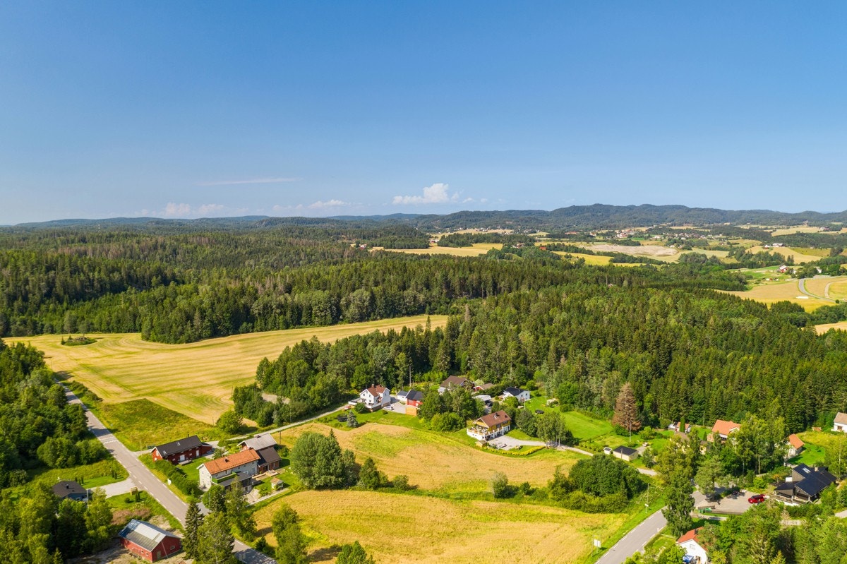 Fra eiendommen er det et par minutter med bil til bussholdeplassen Tømmerbråten som har avganger til Oslo Bussterminal hvert 10. minutt i rushtiden og bussen bruker ca. 55 minutter til Oslo. Galleribilde