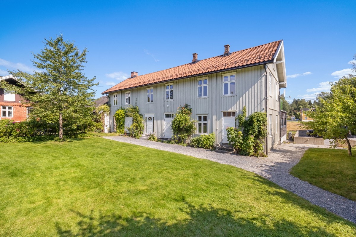 Meieriskauveien 12 er en sjarmerende eiendom med mye historie. Enebakk Aktiemeieri ble etablert i 1886 av lokale bønder. Galleribilde