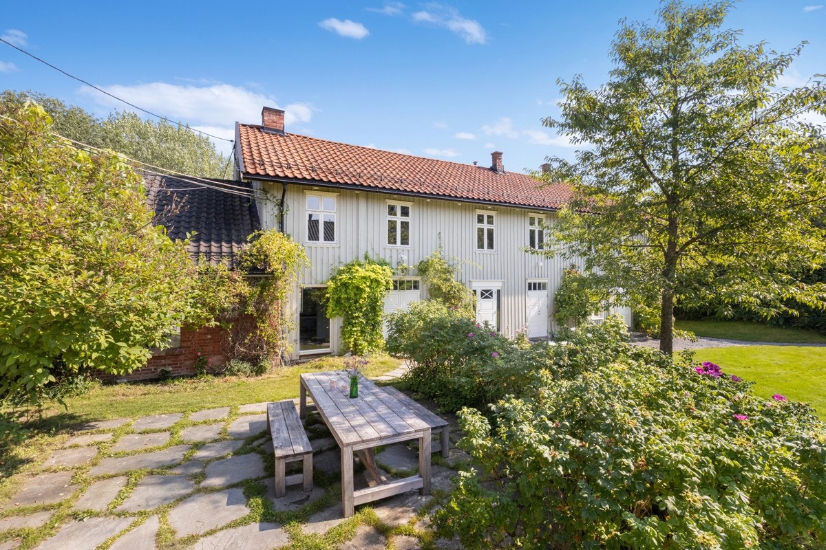 Meieriet ble drevet frem til 1952, og frem til 1990-tallet fantes det landhandleri på eiendommen, som ble kalt Meieribyen og var et samlingssted i bygda. Galleribilde