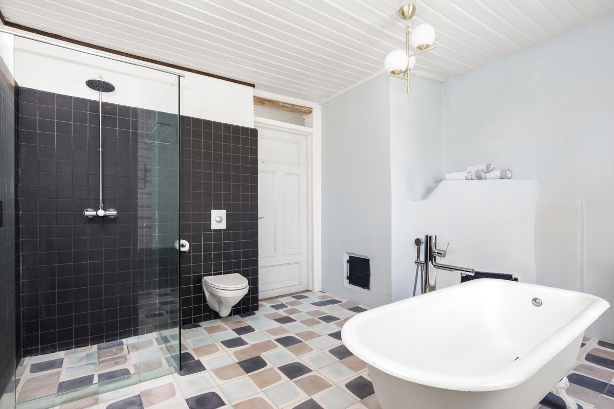 Badet har dusjhjørne med glassvegger og vegghengt toalett. Galleribilde