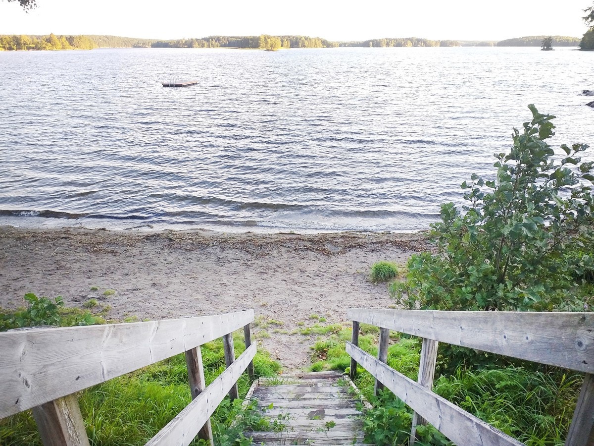 Vakre Lyseren og Bermerud badeplass er ikke langt unna med sandstrand og svaberg. Galleribilde