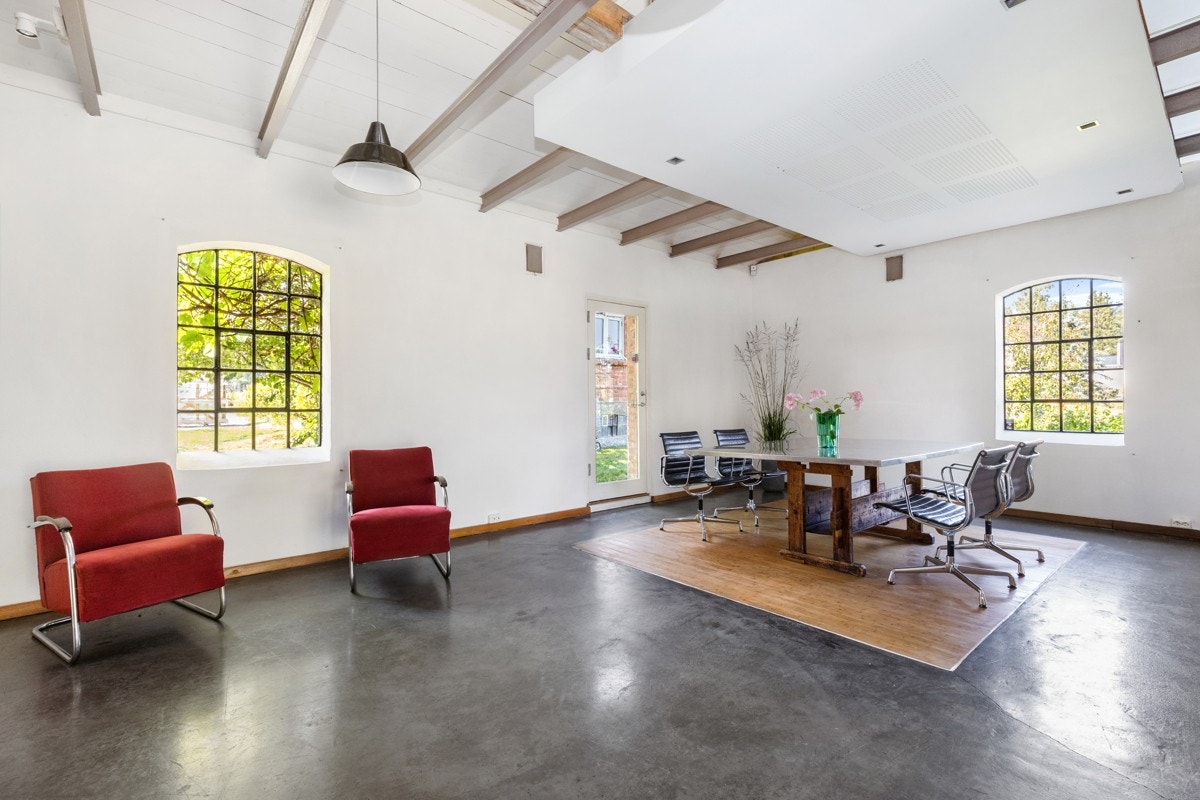 Spisestuen har tregulv med avsatt plass til spisebord og downlights over. Her er det god plass til langbord når det skal inviteres til større selskaper. Galleribilde