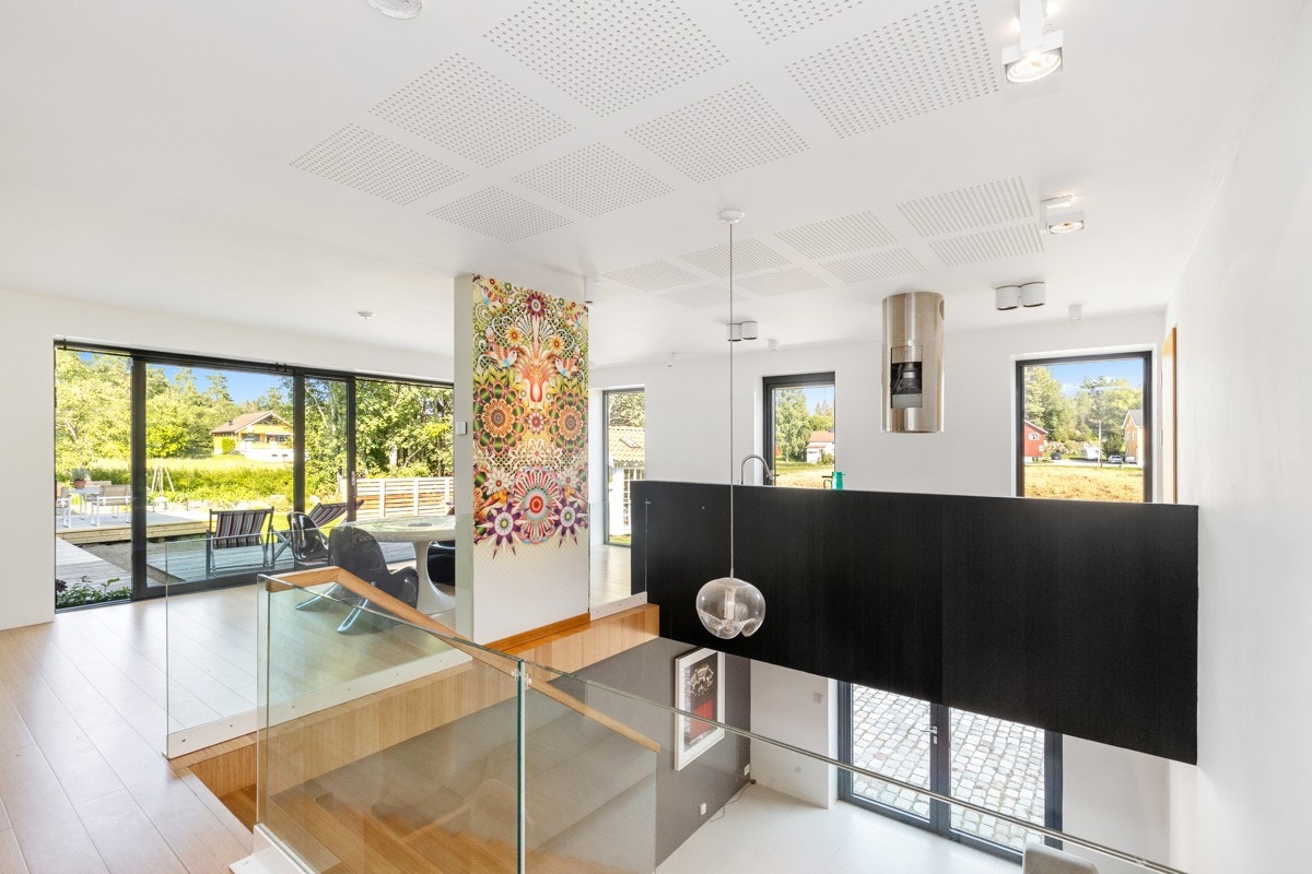 Glassgelender ned mot underetasjen. Galleribilde