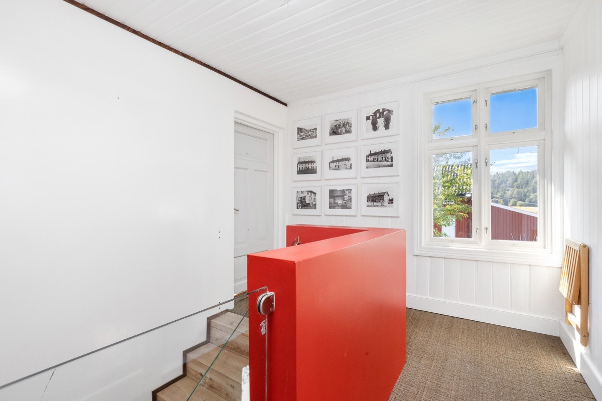 Trappegang i 2. etasje hvor en del av byggets historie er hengt opp på veggen. Galleribilde