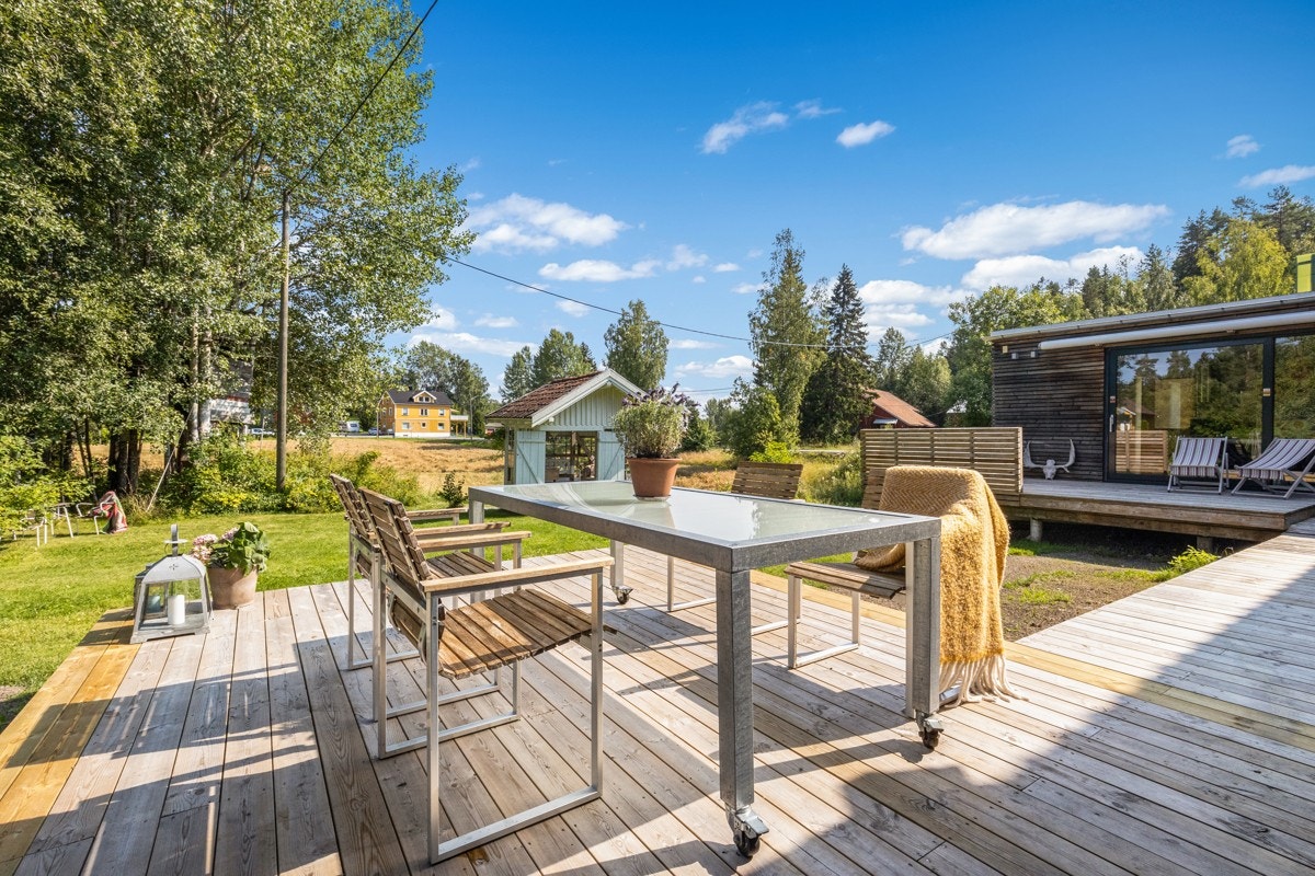 Terrasse tilknyttet Meieriskauveien 12 A med utsyn til landlige omgivelser. Galleribilde