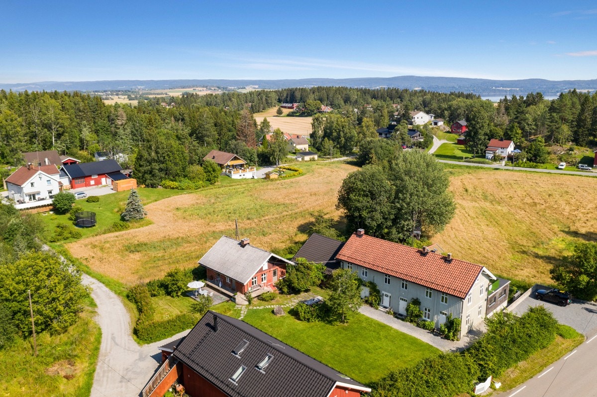 Eiendommen er beliggende i et rolig område med nærhet til mye grøntområder. Galleribilde
