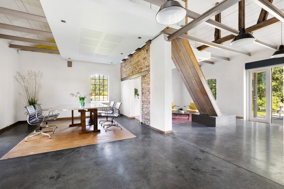 I dag er ysteriet hoveddelen (Meieriskauveien 12 A) av boligen og er innredet i stilige og røffe materialer som passer boligen godt. Galleribilde