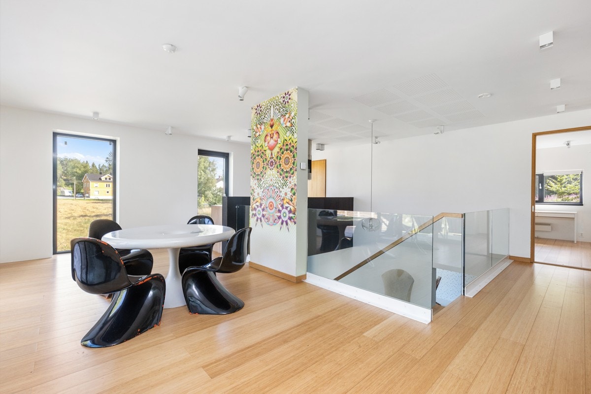 Hyggelig spiseplass som har mye lys fra store vindusflater. Galleribilde