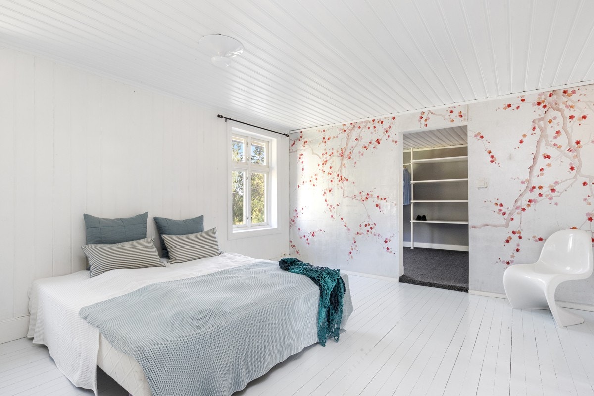 Ved inngang til walk in closet er det en vegg med håndmalt tapet fra Shanghai. Galleribilde