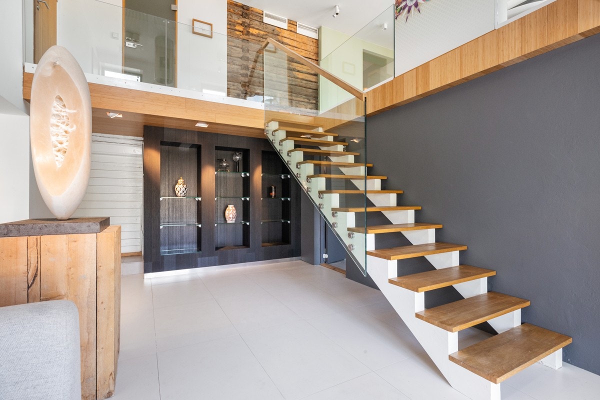 Stue i underetasjen er lys og åpen. Galleribilde