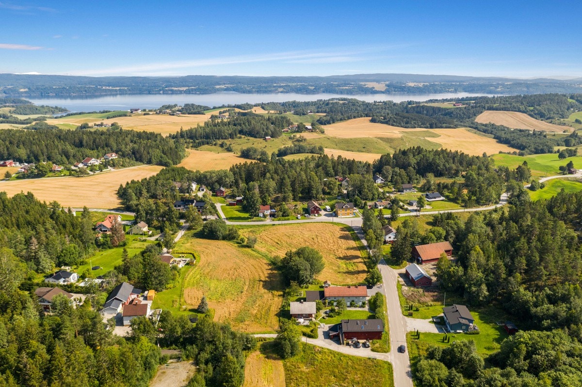 Det er mange fine tjern i området, Østmarka er nært og innsjøen Lyseren med badestrand og svaberg kort avstand unna. Galleribilde