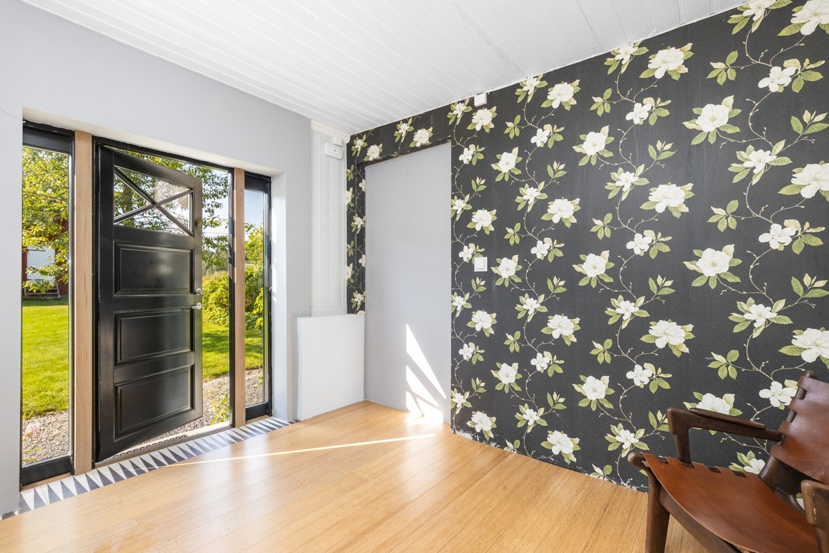 Meieriskauveien 12 B: Entré har en delikat tapet og bambusgulv, fra dette rommet har det tidligere vært gjennomgang til enhet A og det er mulighet å åpne igjen hvis ønskelig. Galleribilde