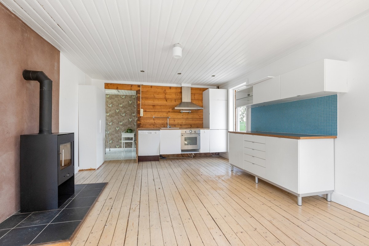 Åpen stue- og kjøkkenløsning som har utgang til terrasse. Galleribilde