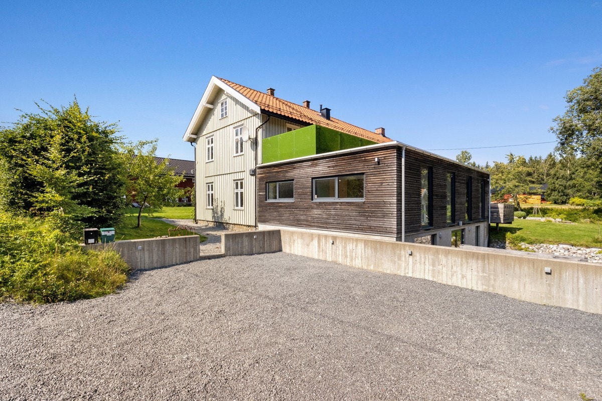 Stor singlet parkeringsplass. Galleribilde