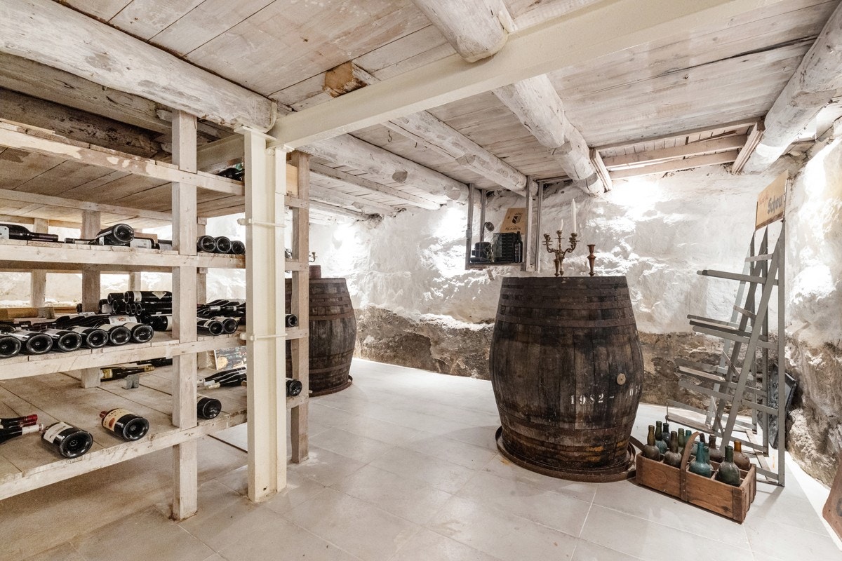 Vinkjeller som er stilfullt innredet. Galleribilde