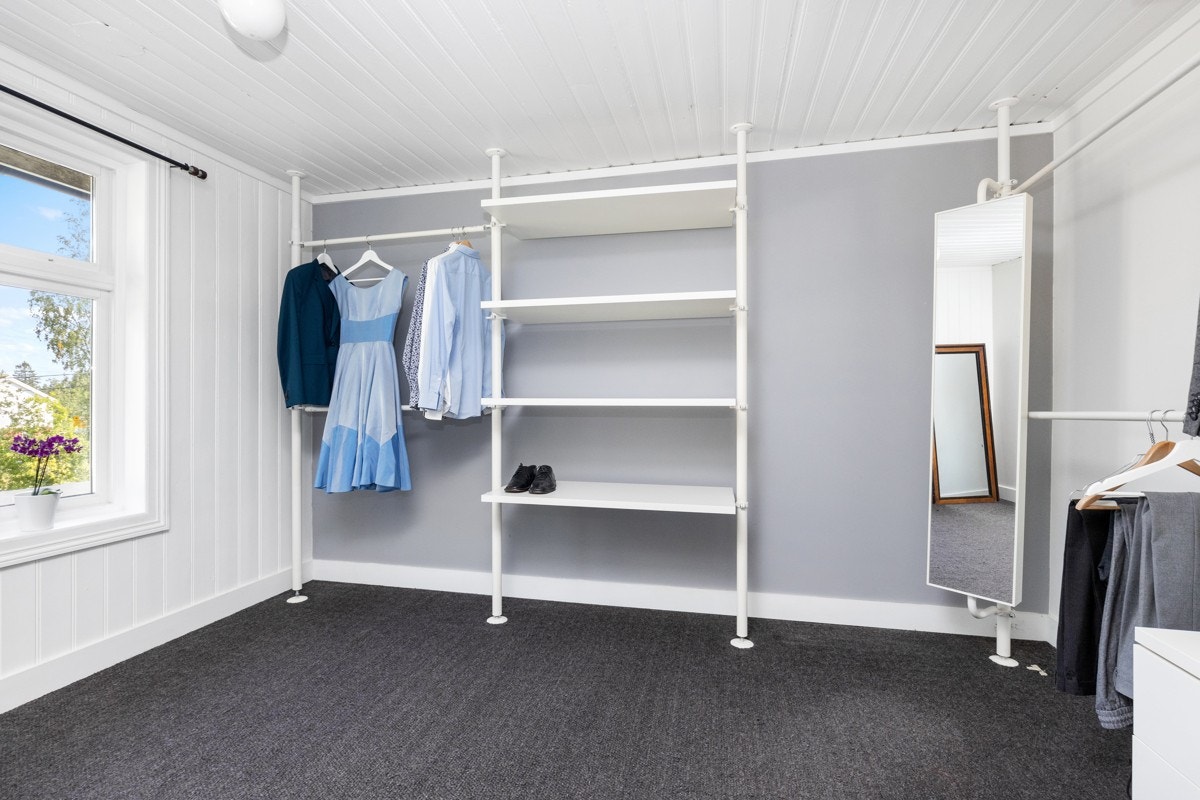 Stort garderoberom med inngang fra hovedsoverommet. Galleribilde