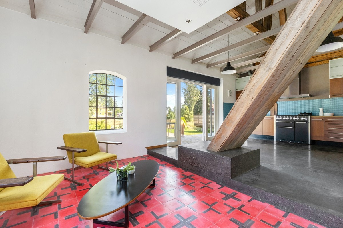 Sjarmerende vinduer av støpejern. Galleribilde