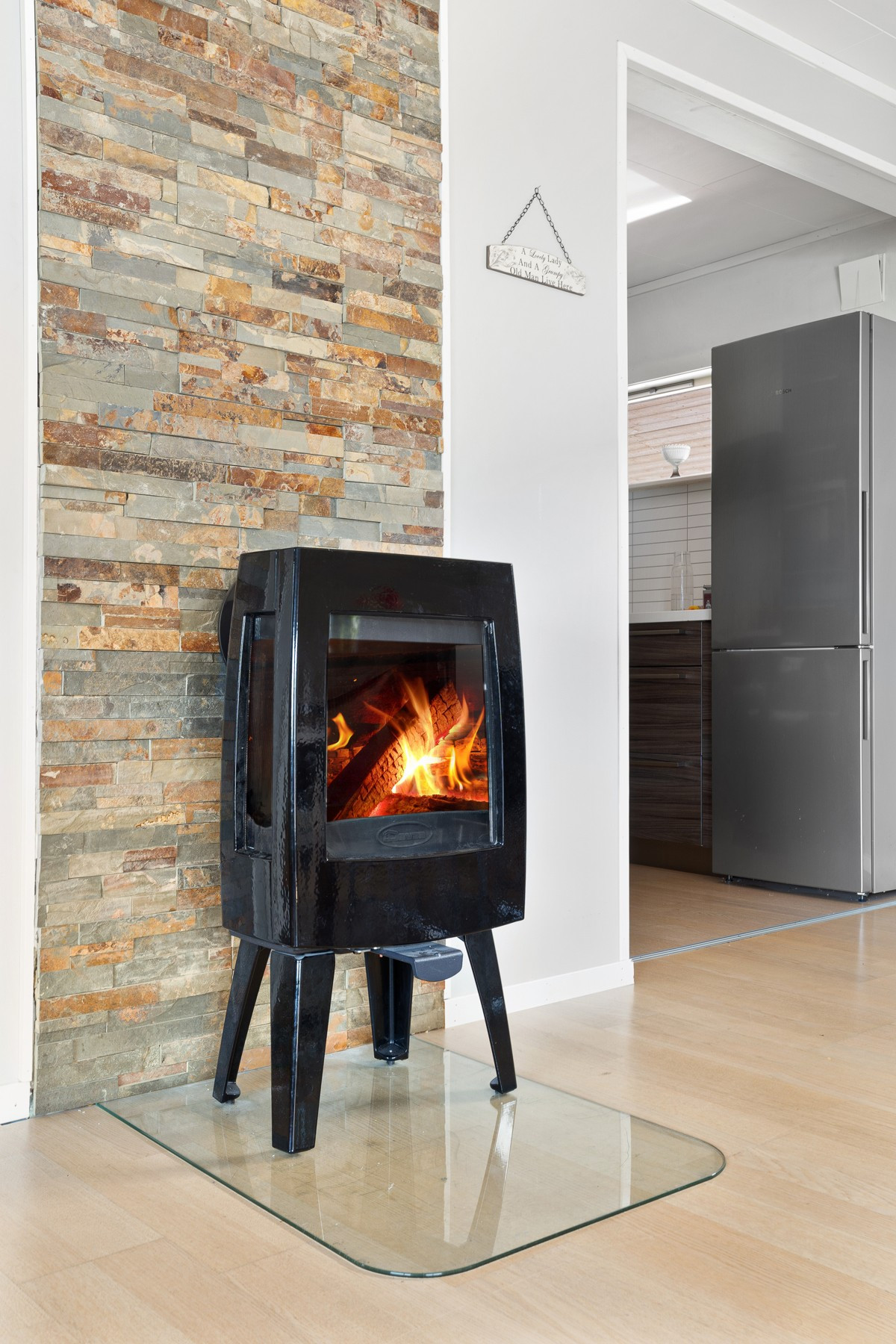 Boligen har vedfyring som gir hygge og varme på kalde dager
